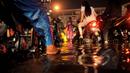Hujan yang turun sejak dini hari tadi membuat ruas Jalan Daan Mogot, Jakarta, terendam banjir, akibatnya arus lalu lintas di jalan tersebut macet total, Senin (9/2/2015) malam. (Liputan6.com/Faisal R Syam)