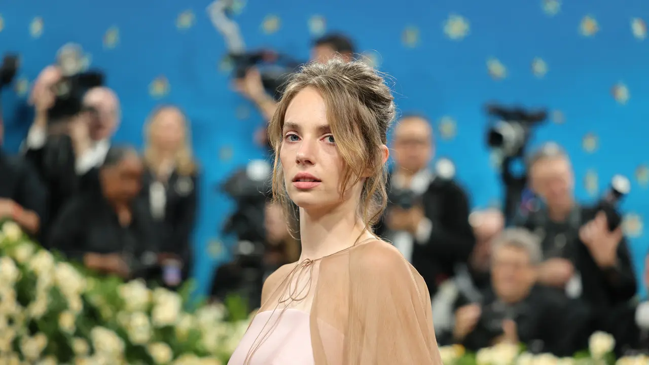 Maya Hawke dalam Met Gala 2025. (Dia Dipasupil / GETTY IMAGES NORTH AMERICA / Getty Images via AFP)