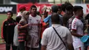 Pemain Persija Jakarta, Bambang Pamungkas diserbu fans usai berlatih di Stadion Patriot Bekasi, Sabtu (11/11/2017). Latihan tersebut jelang melawan Bhayangkara FC. (Bola.com/Nicklas Hanoatubun)