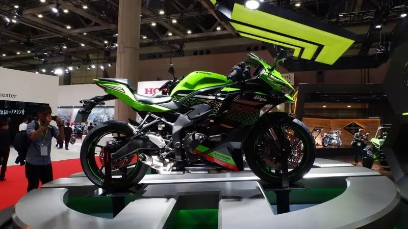Memeriahkan ajang Tokyo Motor Show 2019, Kawasaki secara resmi meluncurkan Ninja 250 4 silinder atau ZX-25R
