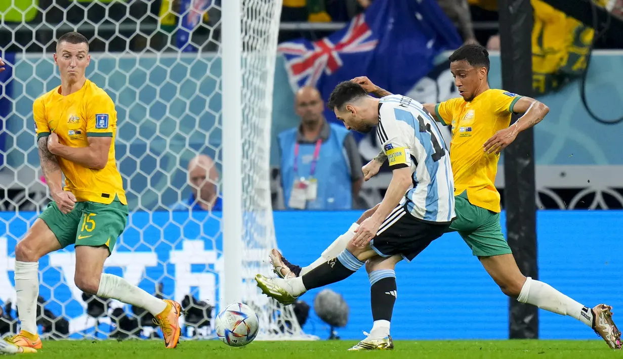 Pada menit ke-35 Argentina berhasil unggul 1-0 lewat gol Lionel Messi. Gol dicetak leat eksekusi tendangan datar melengkung yang menyusur rumput hingga tak mampu dijangkau kiper Australia, Mathew Ryan. Keunggulan satu gol Argentina bertahan hingga babak pertama usai. (AP/Petr David Josek)