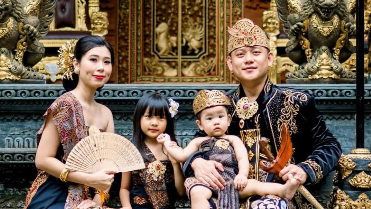 4 Potret Kekompakan Bobon Santoso dengan Istri dan Anak, Hobi Pakai Baju Couple di Setiap Momen