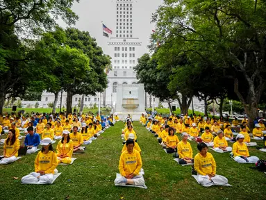 Sekelompok orang melakukan meditasi Falun Gong sebelum demonstrasi menentang pemerintah China, di luar Balaikota Los Angeles, California, Kamis (15/10). Presiden China Xi Jinping akan melakukan kunjungan kenegaraan di Washington. (REUTERS/Lucy Nicholson)