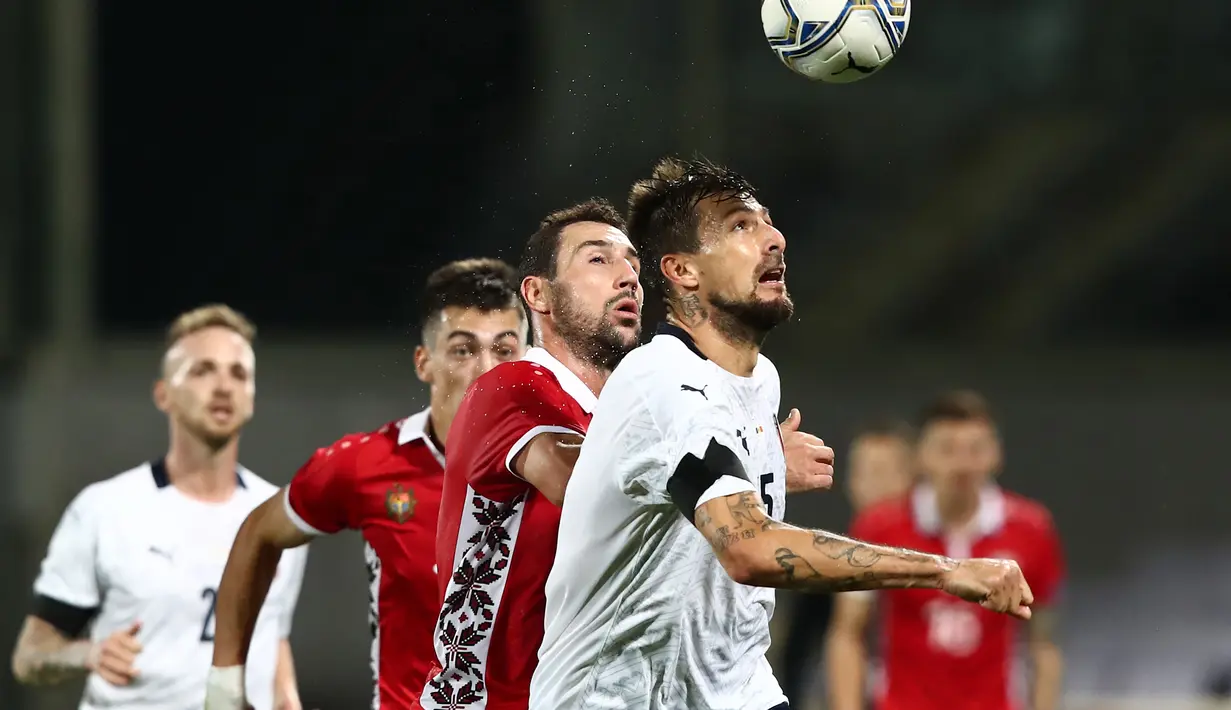 Bek Italia, Francesco Acerbi (kanan) berebut bola dengan bek Moldova, Artur Ionita selama pertandingan persahabatan melawan Moldova di stadion Artemio-Franchi di Florence, Tuscany (7/10/2020). Italia menang besar 6-0 atas Moldova. (AFP/Isabella Bonotto)