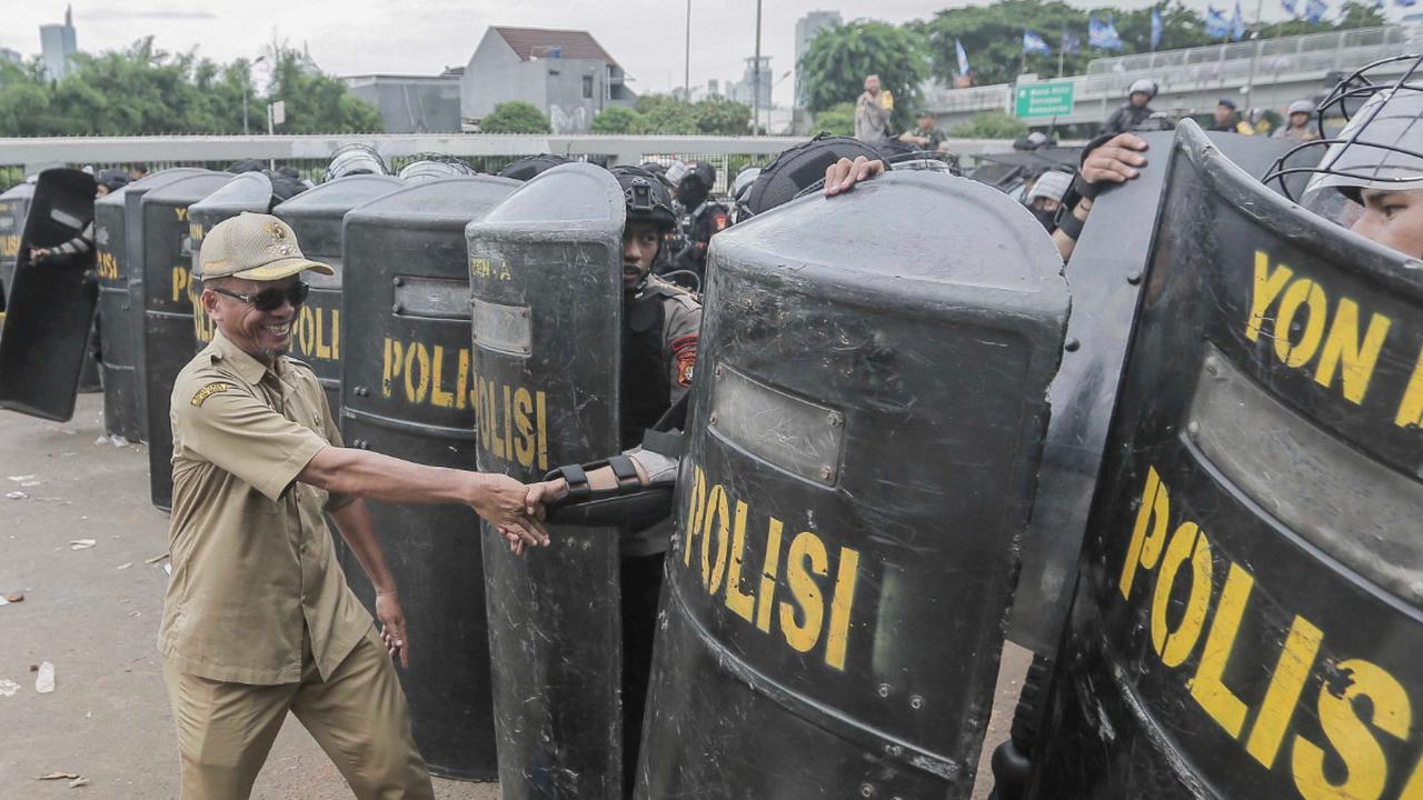 Sejumlah perangkat desa yang tergabung dalam Asosiasi Pemerintah Desa Seluruh Indonesia (Apdesi) menggelar aksi unjuk rasa di depan Gedung DPR/MPR, Jakarta, Rabu (31/1/2024).<br>(Foto Liputan6.com / Angga Yuniar)<br>
