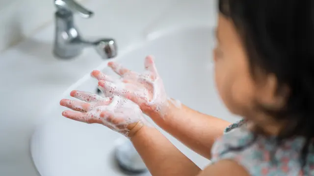 Ajari anak untuk rutin mencuci tangan agar terhindar dari kotoran yang menimbulkan penyakit