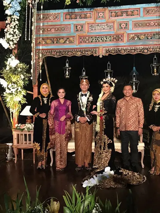 Tidak hanya Anang dan Ashanty, resepsi pernikahan Vicky dan Ade juga dihadiri oleh putri Presiden Jokowi, Kahiyang Ayu dan calon suaminya. Vicky Shu resmi dipersunting Ade Imam pada Sabtu (23/9/2017). (Instagram/ashanty_ash)