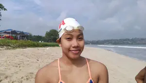 Perenang Indonesia, I Gusti Ayu Made Nadya Saraswati, yang turun di nomor 10K putri baru selesai melakukan test venue di Pantai Jimbaran, Bali, Jumat (12/6/2026), menjelang Kejuaraan Renang 12th Asian Open Water Swimming Championship 2026. (Bola.com/Alit Binawan)