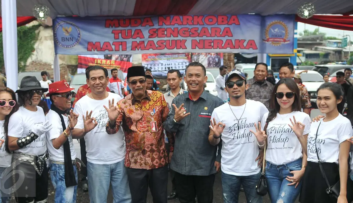 Pelawak Srimulat, Kabul Basuki atau Tessy (topi merah) beserta sejumlah kalangan saat mengkampanyekan untuk tidak memakai Narkoba di Lapangan Kota Tua, Jakarta, Jumat (26/2).(Liputan6.com/Gempur M Surya)