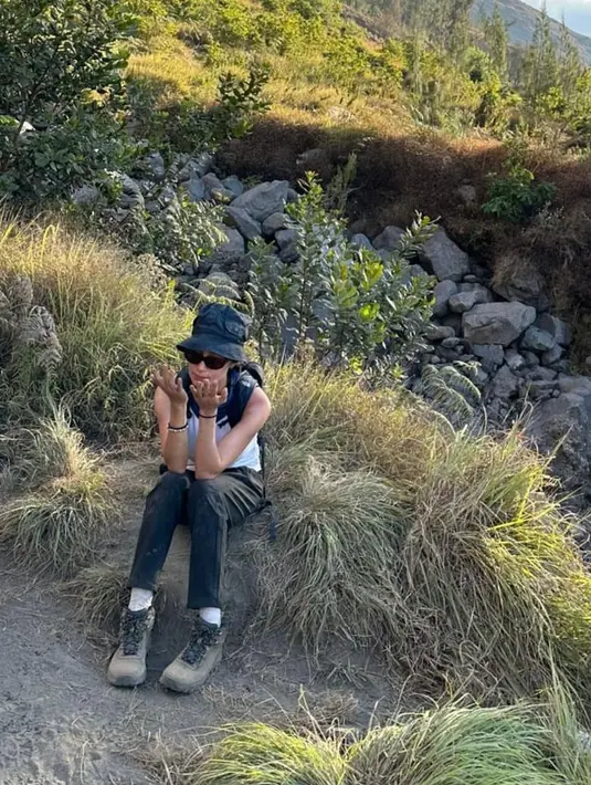 Potretnya kala mendaki gunung kedua tertinggi di Indonesia itu dibagikan di akun Instagram. Penampilannya dalam balutan sporty outfit bisa jadi inspirasi kamu saat mendaki gunung. [@tatjanasaphira]