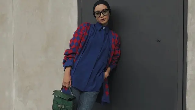 8 Cara Seru Mix and Match Baju Warna Navy ala Seleb, Jennie BLACKPINK-Najwa Shihab