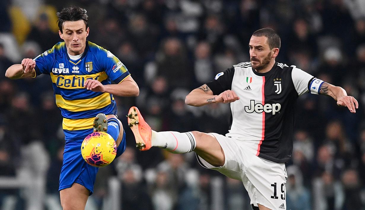 Bek Juventus, Leonardo Bonucci berebut bola pada lanjutan pertandingan Liga Serie A Italia melawan Parma di Stadion Allianz, Minggu (19/1/2020). Menghadapi Parma, Juventus menang 2-1 berkat dua gol Cristiano Ronaldo. (Fabio Ferrari/LaPresse via AP)