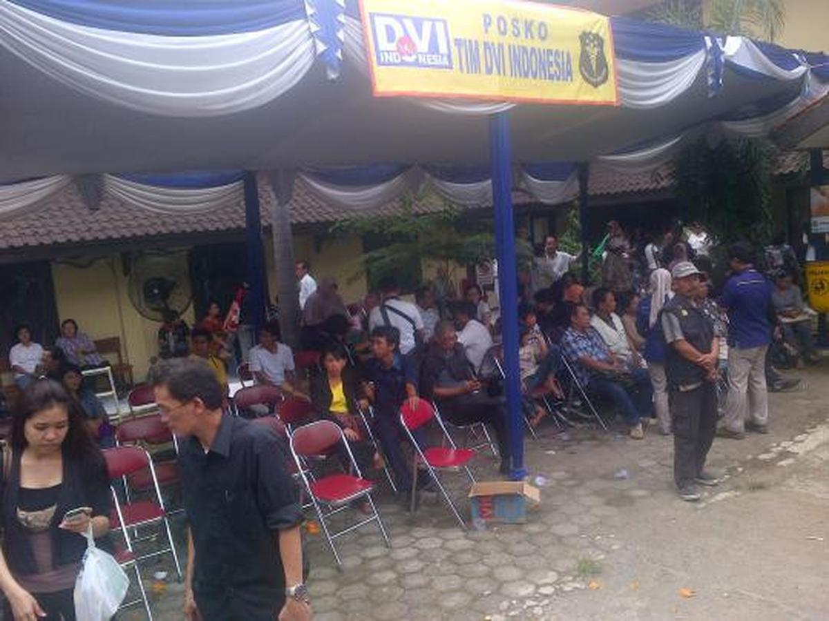Tampak wartawan dengan duduk menunggu proses identifikasi korban Sukho 