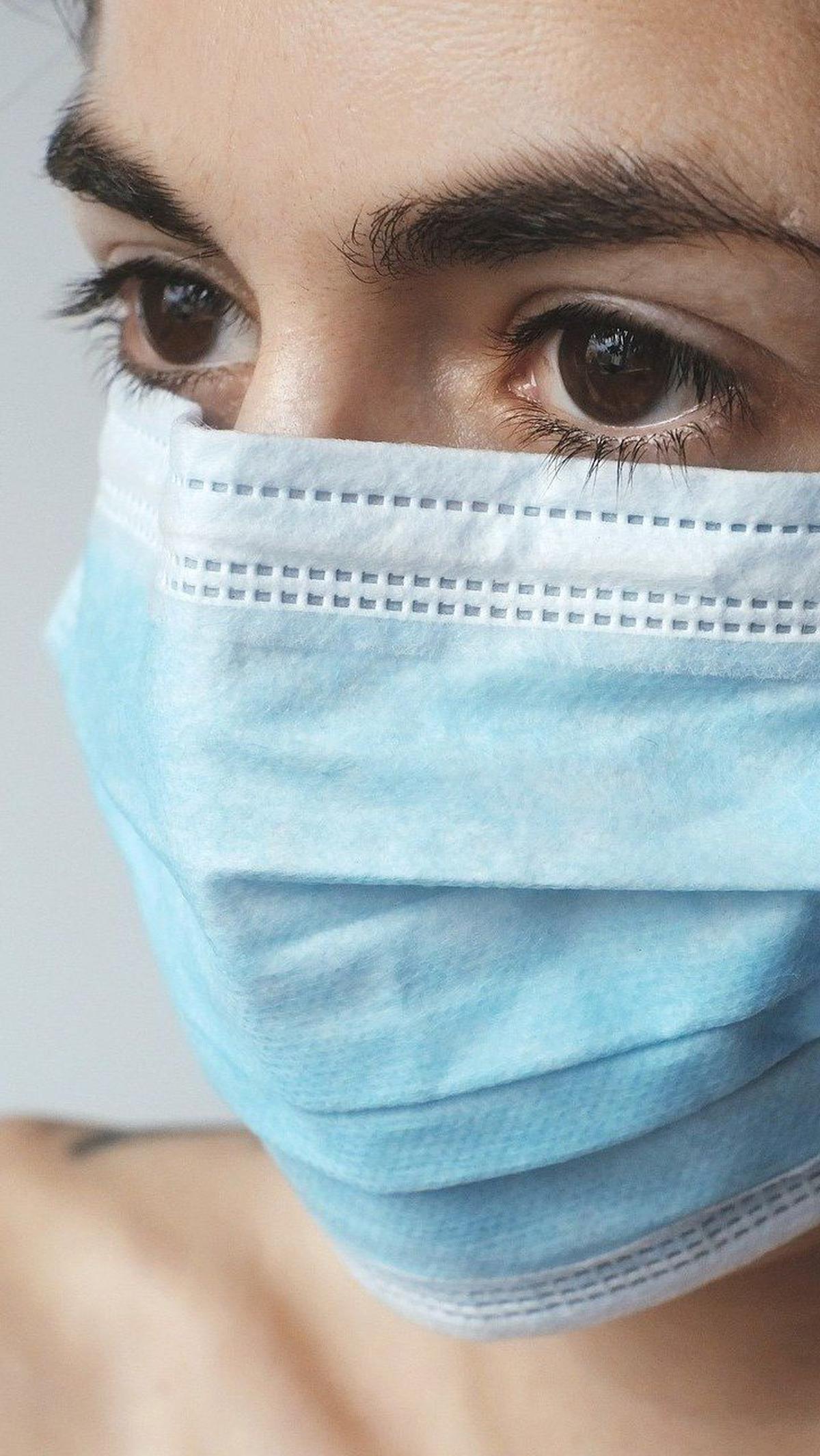 Meski demikian, beberapa tempat masih mewajibkan masyarakat untuk memakai masker. Berikut daftar tempat yang masih mengharuskan masyarakat untuk memakai masker.