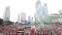 Ribuan suporter menyambut kedatangan rombongan Timnas Indonesia U-22 saat melintas dalam arak-arakan Kira87uara Kontingen SEA Games 2023 di Bundaran HI, Jakarta, Jumat (19/5/2023). (Bola.com/M Iqbal Ichsan)