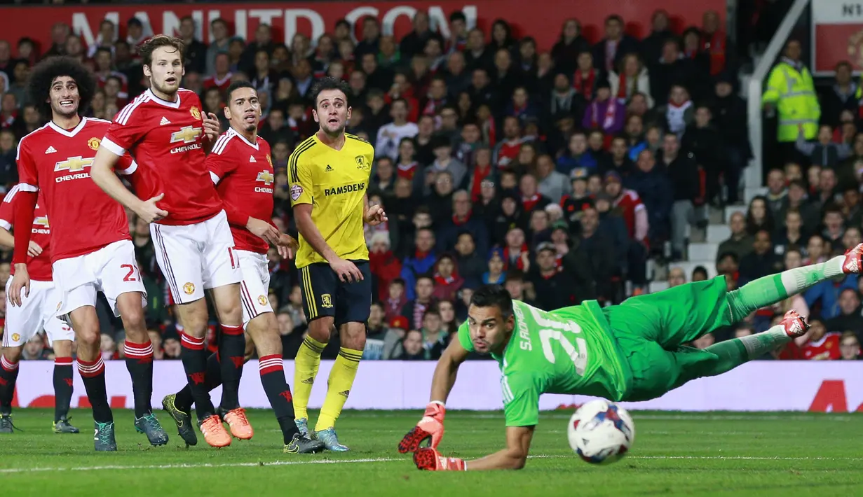 Kiper Manchester United, Sergio Romero berusa mengamankan gawangnya saat laga Piala Liga Inggris melawan Middlesbrough di Stadion Old Trafford, Inggris, Rabu (28/10/2015). (Action Images via Reuters/Jason Cairnduff)