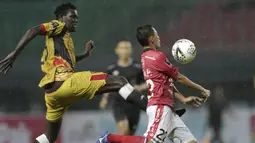Bek Bali United, Dias Angga, berebut bola dengan pemain Mitra Kukar, Patrick Ochan, pada laga Piala Presiden 2019 di Stadion Patriot, Jawa Barat, Minggu (3/3). Bali United menang 3-0 atas Mitra Kukar. (Bola.com/M Iqbal Ichsan)