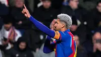 Pemain Barcelona, Ronald Araujo, merayakan gol kedua timnya dalam pertandingan perempat final Copa del Rey antara Albacete dan Barcelona di Spanyol, Rabu (4/2/2026) dini hari WIB. (AP Photo/Manu Fernandez)