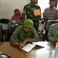 Salah satu anggota keluarga menerima santunan untuk penerjun payung yang meninggal dunia saat latihan persiapan HUT ke-70 TNI AU. (Liputan6.com/Nanda Perdana Putra)