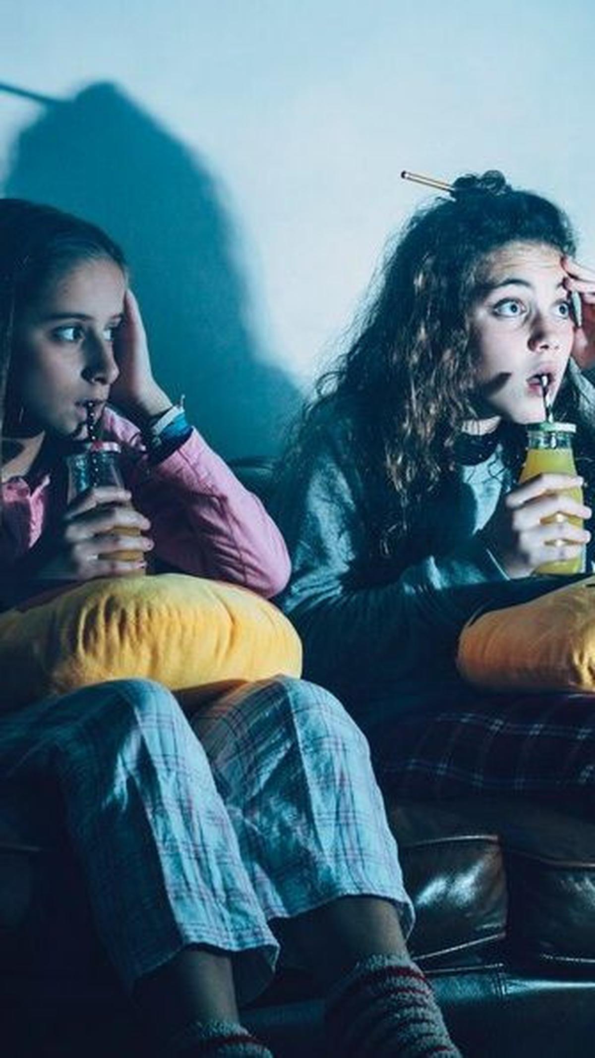 Jadi, malam ini, ajak teman dan keluarga Anda untuk berbagi pengalaman seru menonton film horor.