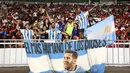 Istri dan anak mantan pemain Liga 1 asal Argentina, Gustavo Chena (kiri) dan sejumlah penudukung asal Argentina berpose di depan fotografer sebelum laga FIFA Matchday antara Timnas Indonesia melawan Argentina di Satdion Utama Gelora Bung Karno (SUGBK), Senayan, Jakarta, Senin (19/06/2023). (Bola.com/Bagaskara Lazuardi)