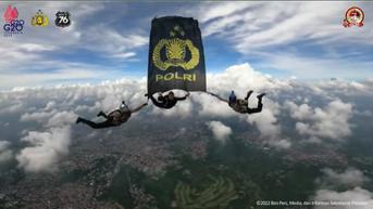 41 Penerjun Payung TNI-Polri Meriahkan HUT Bhayangkara ke-76