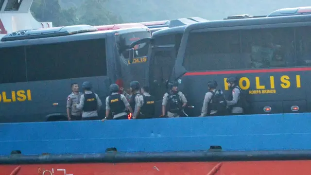 Delapan bus yang membawa napi teroris dari Mako Brimob diseberangkan ke Nusakambangan. (Foto: Liputan6.com/Muhamad Ridlo)