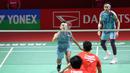 Pemain ganda putra Indonesia, Fajar Alfian (kiri) yang berpasangan dengan Muhammad Rian Ardianto berusaha mengembalikan serve saat menghadapi sesama pasangan Indonesia, Leo Rolly Carnando/Daniel Marthin pada laga semifinal Daihatsu Indonesia Masters 2024 di di Istora Senayan, Jakarta, Sabtu (27/1/2024). Fajar/Rian kalah rubber game dengan skor 21-19, 14-21 dan 17-21. (Bola.com/Pradipta Rama)