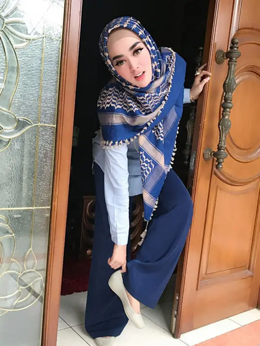 Akibat sayembara itu, ibu satu anak itu merasa sakit hati. Beberapa kali ia meluapkan dalam akun media sosialnya. Pada Minggu 30 Juli 2017, Sebuah unggahan foto dengan tulisan warna merah terkait dengan pendidikan dan kelakuannya.(Instagram/tiaradewireal)