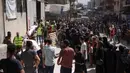 Warga Palestina beramai-ramai mendatangi pusat distribusi bantuan kemanusiaan yang didirikan oleh Save Youth Future Society (SYFS), yang bekerja sama dengan Program Pangan Dunia PBB (WFP), di Kota Gaza pada 26 Juni 2025. (BASHAR TALEB/AFP)