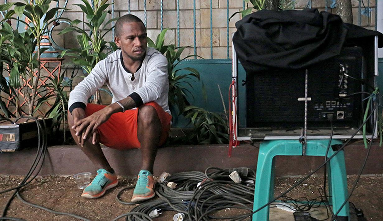 Oktovianus Maniani memperhatikan dengan cermat adegan yang baru saja diperankan olehnya. (Bola.com/Peksi Cahyo)