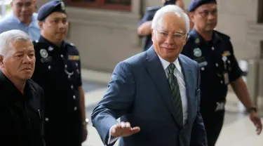 Mantan Perdana Menteri Malaysia, Najib Razak tiba di Pengadilan Tinggi Malaya, Kuala Lumpur, Rabu (8/8). Najib Razak akan dihadapkan dengan dakwaan baru di bawah undang-undang anti pencucian uang untuk kasus megakorupsi 1MDB. (AP/Yam G-Jun)