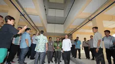 Kamis (14/8/14), Gubernur DKI Jakarta Jokowi meninjau tower baru Rusun Cipinang Besar Selatan, Jakarta.(Liputan6.com/Herman Zakharia) 