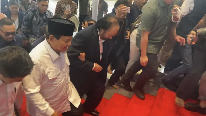 Presiden terpilih 2024, Prabowo Subianto, menyambangi NasDem Tower di Jakarta Pusat, Jumat (22/3/2024). Kedatangan Prabowo disambut langsung oleh Ketua Umum Partai NasDem Surya Paloh dengan cipika-cipiki. (Liputan6.com/Muhammad Radityo Priyasmoro)