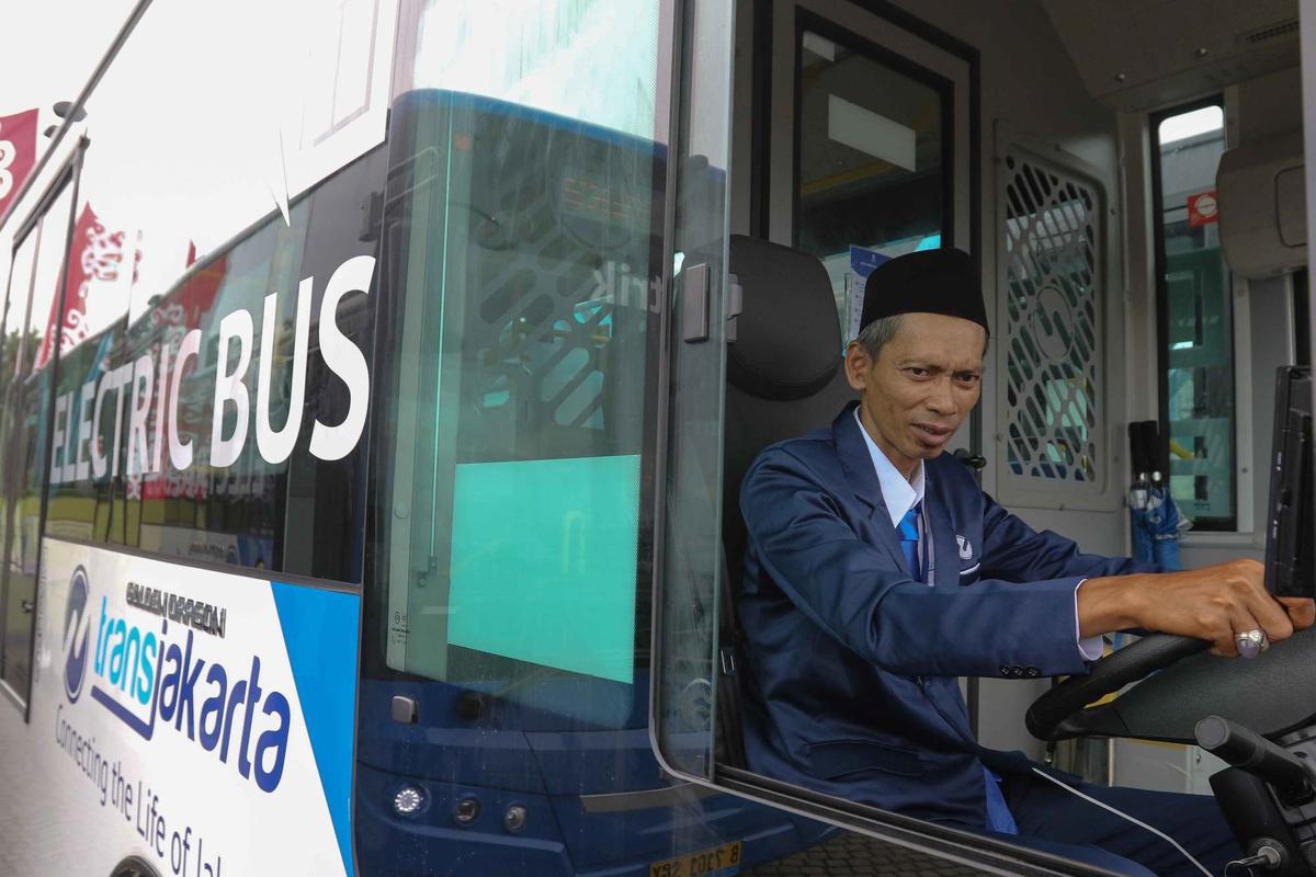 TransJakarta Listrik di Monas