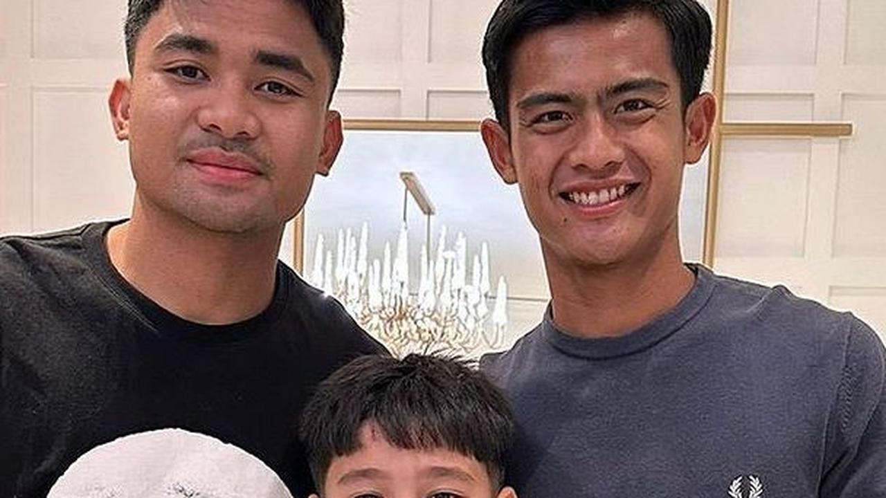 Kedekatan Fuji dan Asnawi belakangan ramai menjadi perbincangan. Keduanya menjadi buah bibir usai foto-foto tengah berdua beredar di media sosial.