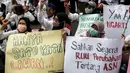 Massa berbaju putih memenuhi jalan depan gedung DPR. (Liputan6.com/Johan Tallo)