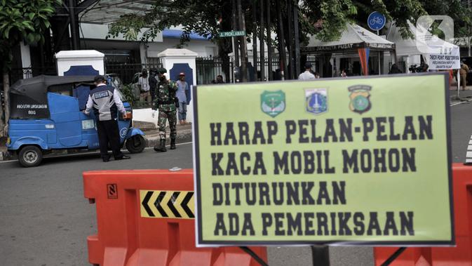 Petugas memeriksa jumlah penumpang salah satu taksi saat penindakan Pembatasan Sosial Berskala Besar (PSBB) di kawasan Menteng, Jakarta, Senin (13/4/2020). Aturan bagi pengendara saat PSBB berlangsung antara lain wajib mengenakan masker dan sarung tangan bagi pengendara motor. (merdeka.com/Iqbal S.