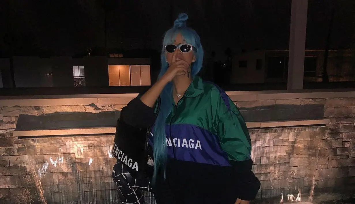 Cardi B sendiri tampil cantik dengan rambutnya yang berwarna biru. (instagram/iamcardib)