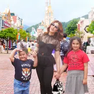 Intip gaya Tasya Farasya ajak anak liburan ke Disneyland (@tasyafarasya)