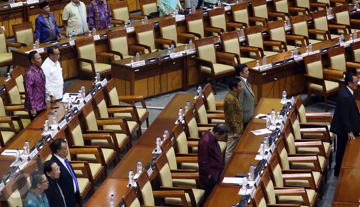 Sejumlah anggota DPR mengikuti Rapat Paripurna DPR RI Ke-18 Masa Sidang III Tahun Sidang 2016-2017, di Kompleks Parlemen, Senayan, Jakarta, Kamis (23/2). (Liputan6.com/Johan Tallo)