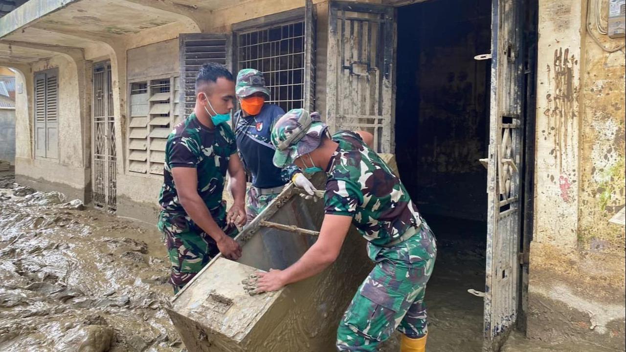 FOTO: Aksi Cepat Prajurit TNI AD Pulihkan Kantor MPD Kuala Simpang