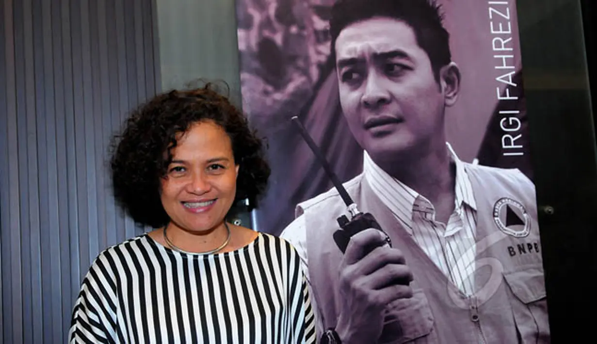 Produser Miles Film Mira Lesmana berpose pada saat menghadiri penayangan perdana film Nyanyian Musim Hujan di Jakarta, Kamis (29/1). (Liputan6.com/Faisal R Syam)