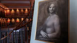 Lukisan 'Monna Vanna' atau dikenal dengan 'Mona Lisa Telanjang' ditunjukkan di Museum Conde, Chantilly, Prancis, Senin (11/3). Para ahli seni meneliti lukisan dari arang tersebut selama beberapa bulan. (Kenzo Tribouillard/AFP)