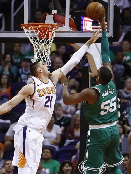 Pebasket Boston Celtics, Greg Monroe, berusaha memasukkan bola saat pertandingan melawan Phoenix Suns pada laga NBA di Talking Stick Resort Arena, Selasa (27/3/2018). Boston Celtics menang 102-94 atas Phoenix Suns. (AP/Ross D. Franklin)