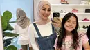 <p>Ia juga tampak awet muda dengan overall denim yang dipadukan dengan hijab bernuansa nude. [Foto: Instagram/ Nisya Ahmad]</p>