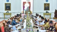 Menko PMK, Muhadjir Effendy usai melakukan rapat terbatas bersama Presiden Joko Widodo beserta Menteri Kabinet Indonesia Maju di Istana Merdeka, pada Selasa (28/3) kemarin.