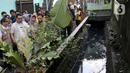 Ridwan Kamil menyusuri jalan dan gang untuk mendengarkan masukan dan aspirasi warga. (Liputan6.com/Herman Zakharia)