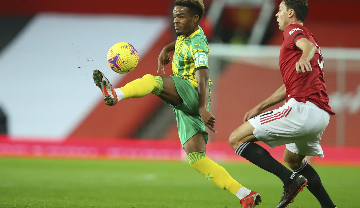 Pemain West Bromwich Albion, Grady Diangana mengontrol bola dari kawalan gelandang Manchester United, Nemanja Matic pada pertandingan Lanjutan Liga Inggris di stadion Old Trafford di Manchester, Inggris, Sabtu (21/11/2020). MU menang tipis atas West Bromwich Albion 1-0. (Alex Livesey / Pool via AP)