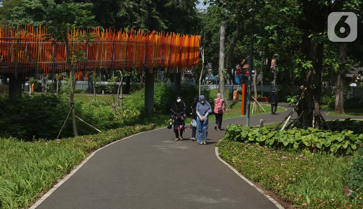 Warga menikmati suasana di Tebet Eco Park, Tebet, Jakarta Selatan, Senin (15/8/2022). Pemprov DKI Jakarta membuka kembali Tebet Eco Park setelah ditutup sementara sejak Juni 2022 untuk perbaikan dan perawatan fasilitas taman. (Liputan6.com/Herman Zakharia)